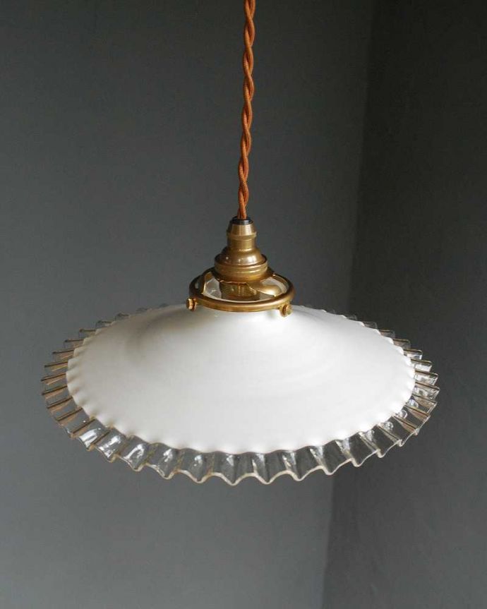 ペンダントライト　照明・ライティング　フランス輸入のミルクガラスランプシェード(コード・シャンデリア電球・ギャラリーA付き)。。(x-882-z)