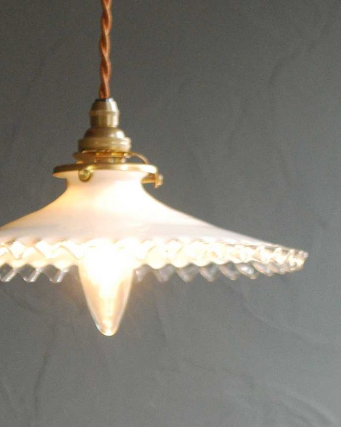 ペンダントライト　照明・ライティング　フランス輸入のミルクガラスランプシェード(コード・シャンデリア電球・ギャラリーA付き)。。(x-882-z)