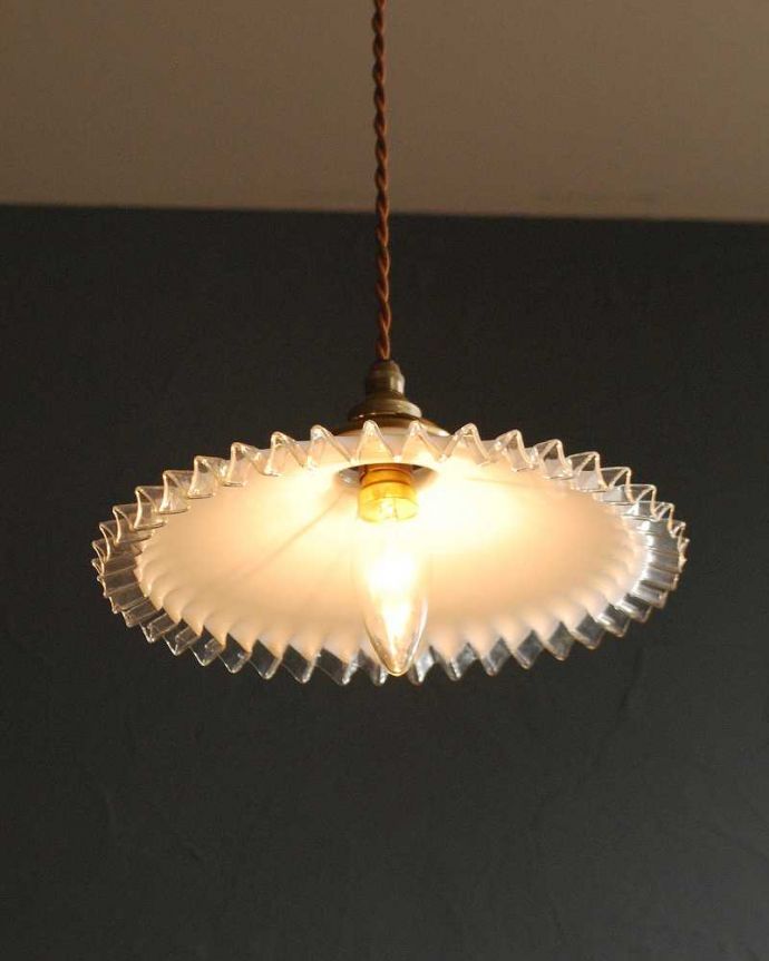 細かい縁どりがキレイなミルクガラスランプシェード(コード