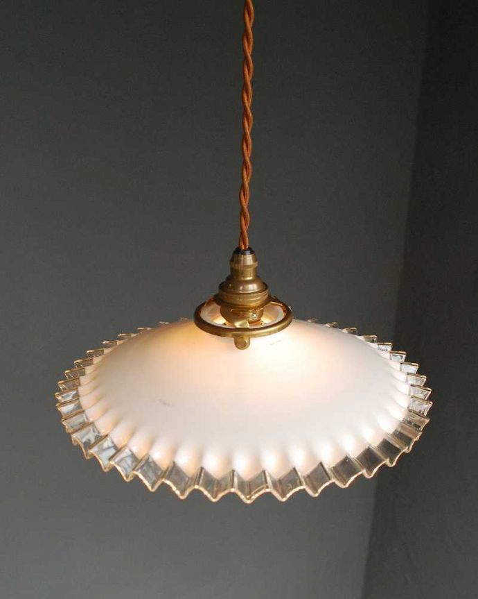 ペンダントライト　照明・ライティング　細かい縁どりがキレイなミルクガラスランプシェード(コード・シャンデリア電球・ギャラリーA付き)。。(x-883-z)