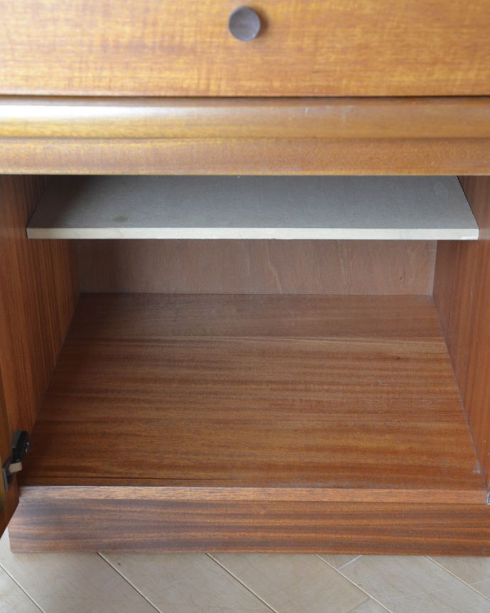 アンティークのキャビネット　アンティーク家具　英国の高級家具メーカーが造り上げたアンティークスモールキャビネット。ティッシュボックスを入れたりして便利に使えます。(x-884-f)