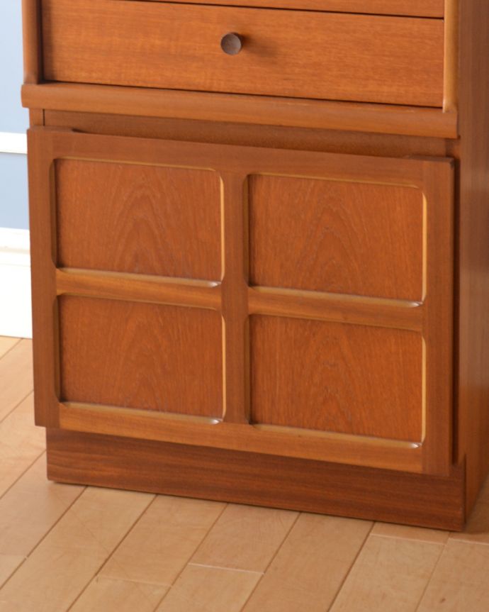 アンティークのキャビネット　アンティーク家具　英国の高級家具メーカーが造り上げたアンティークスモールキャビネット。窓のようなデザインをした扉です。(x-884-f)