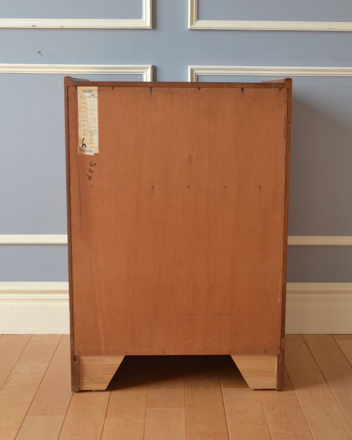 アンティークのキャビネット　アンティーク家具　英国の高級家具メーカーが造り上げたアンティークスモールキャビネット。アンティークは新品ではないので、もちろん経年変化によるキズはありますが、専門の職人が目立たないようキレイにお直しをしているので、後姿までキレイです。(x-884-f)