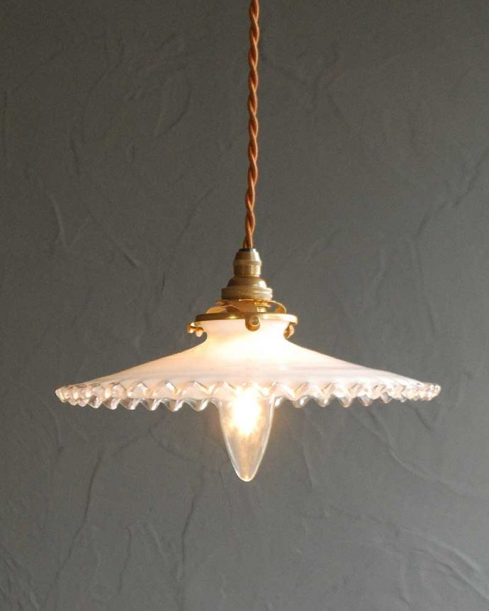 ペンダントライト　照明・ライティング　クリアガラス×ミルクガラスのアンティークランプシェード(コード・シャンデリア電球・ギャラリーA付き)。。(x-884-z)