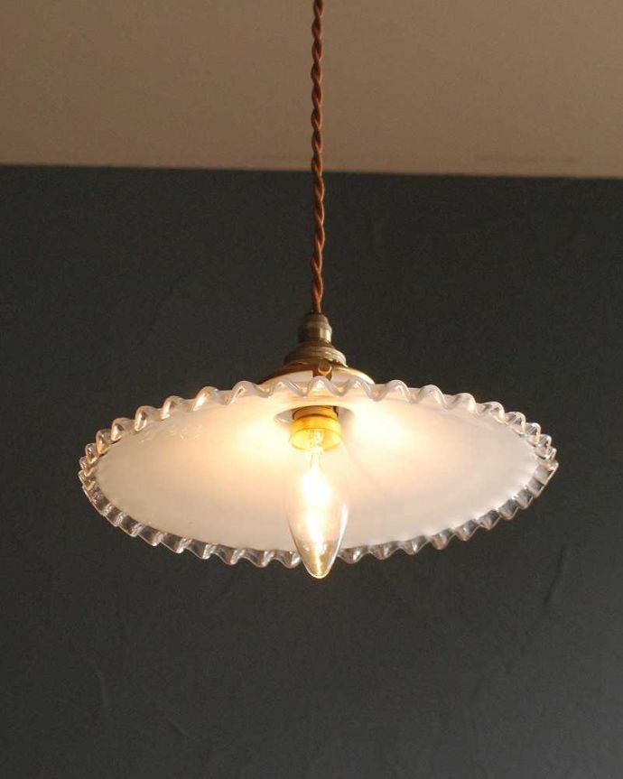 ペンダントライト　照明・ライティング　クリアガラス×ミルクガラスのアンティークランプシェード(コード・シャンデリア電球・ギャラリーA付き)。。(x-884-z)