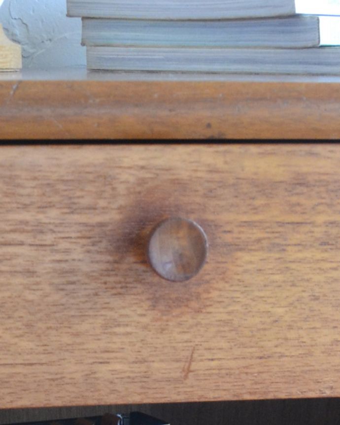 アンティークのキャビネット　アンティーク家具　北欧スタイルのヴィンテージ家具、電話台にピッタリなネイサン社のチェスト（スモールキャビネット）。シンプルかつ使いやすい木製の取っ手です。(x-885-f)