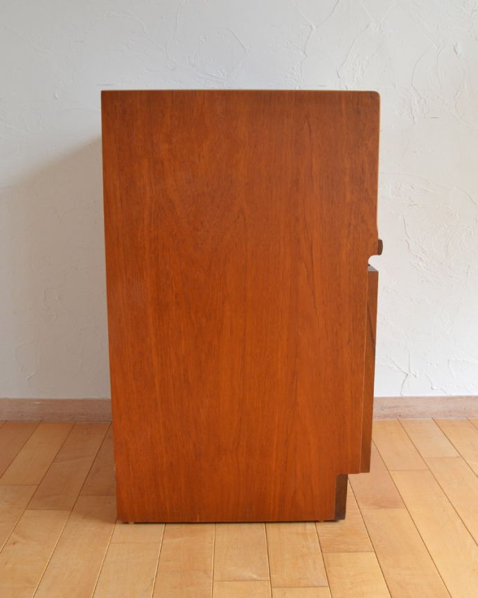 アンティークのキャビネット　アンティーク家具　北欧スタイルのヴィンテージ家具、電話台にピッタリなネイサン社のチェスト（スモールキャビネット）。サイドから見るとスッキリシンプル。(x-885-f)