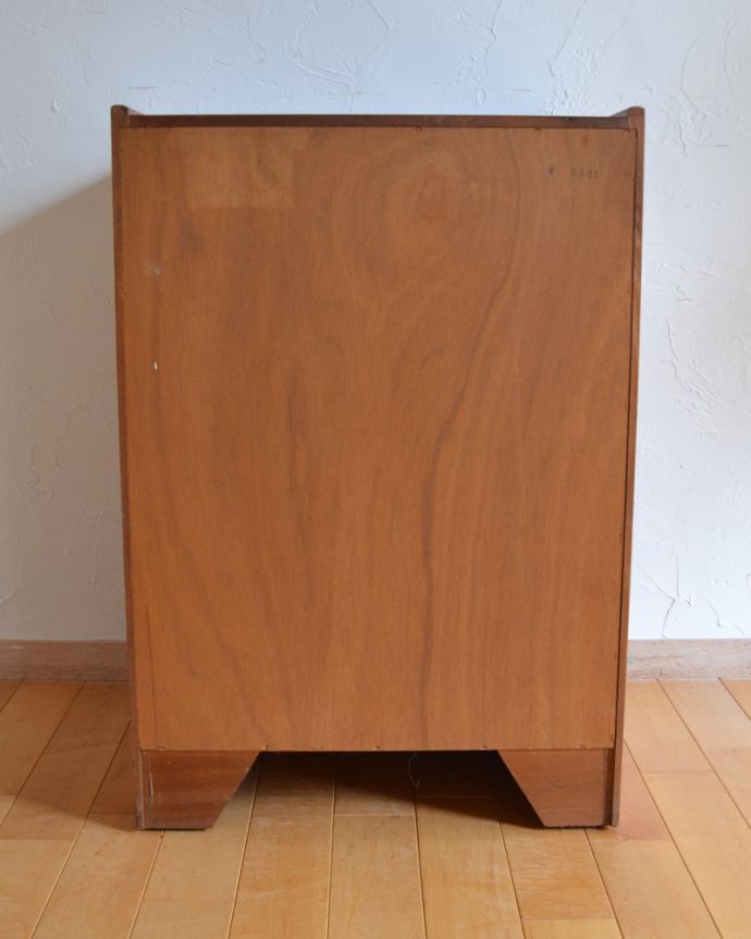 アンティークのキャビネット　アンティーク家具　北欧スタイルのヴィンテージ家具、電話台にピッタリなネイサン社のチェスト（スモールキャビネット）。アンティークは新品ではないので、もちろん経年変化によるキズはありますが、専門の職人が目立たないようキレイにお直しをしているので、後姿までキレイです。(x-885-f)