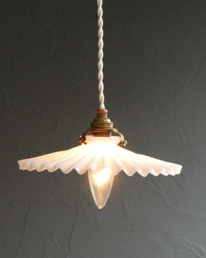 ペンダントライト　照明・ライティング　フランスのミルクガラスフリルシェードランプ(コード・シャンデリア電球・ギャラリーA付き)。。(x-885-z)