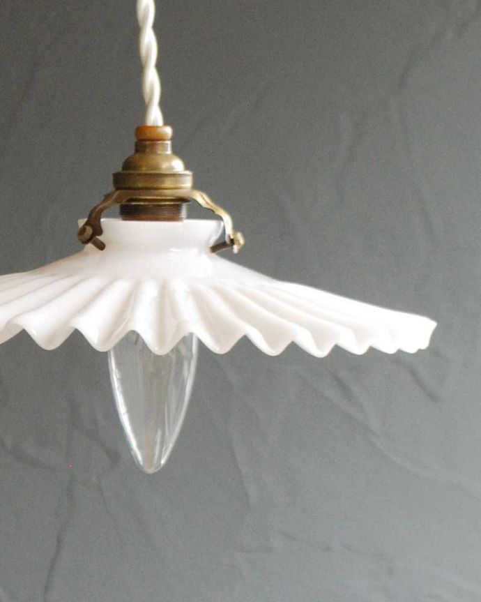 ペンダントライト　照明・ライティング　フランスのミルクガラスフリルシェードランプ(コード・シャンデリア電球・ギャラリーA付き)。。(x-885-z)