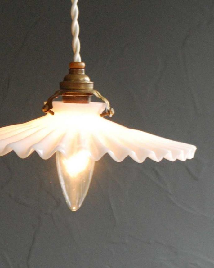 ペンダントライト　照明・ライティング　フランスのミルクガラスフリルシェードランプ(コード・シャンデリア電球・ギャラリーA付き)。。(x-885-z)