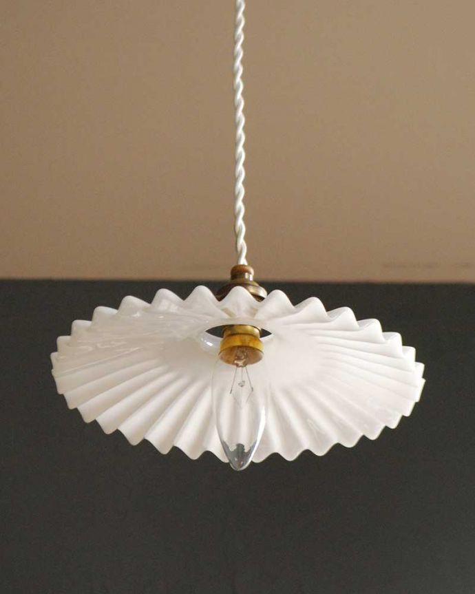 ペンダントライト　照明・ライティング　フランスのミルクガラスフリルシェードランプ(コード・シャンデリア電球・ギャラリーA付き)。。(x-885-z)