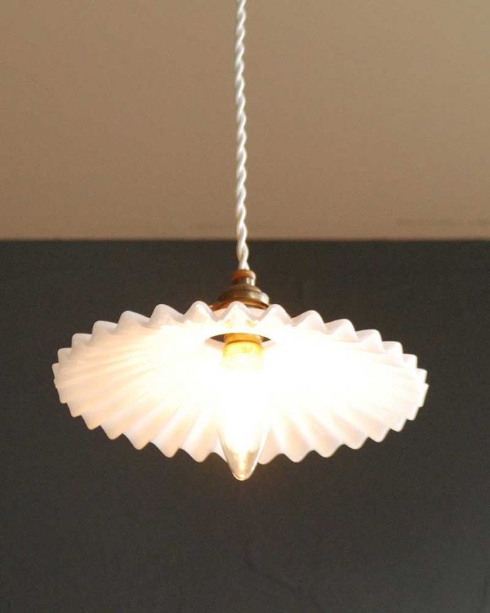 ペンダントライト　照明・ライティング　フランスのミルクガラスフリルシェードランプ(コード・シャンデリア電球・ギャラリーA付き)。。(x-885-z)