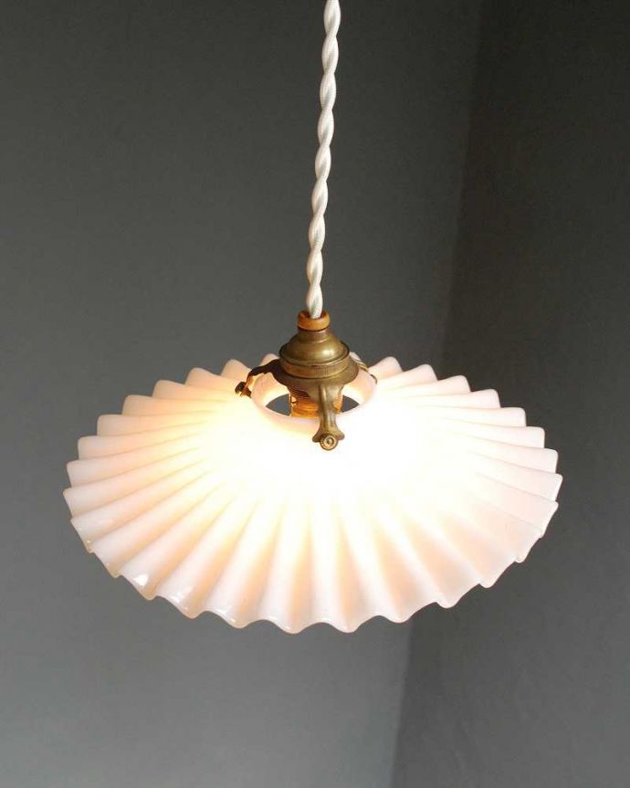 ペンダントライト　照明・ライティング　フランスのミルクガラスフリルシェードランプ(コード・シャンデリア電球・ギャラリーA付き)。。(x-885-z)