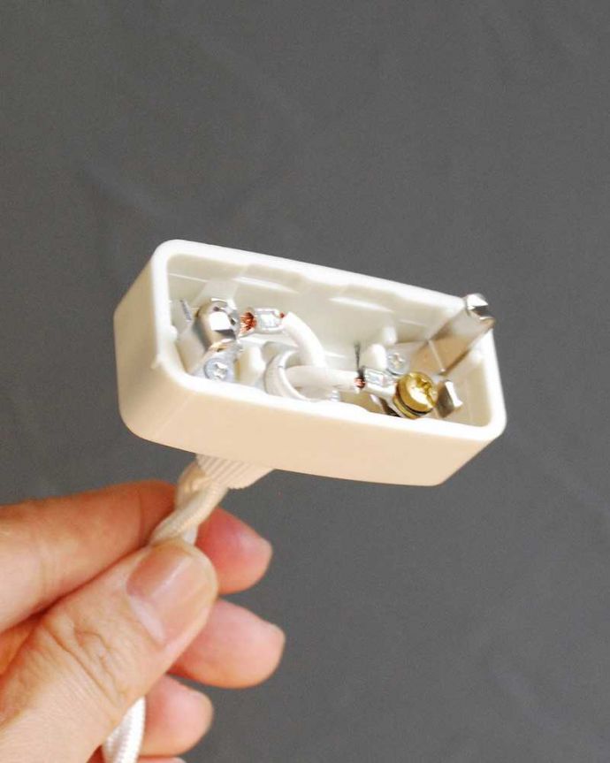 ペンダントライト　照明・ライティング　フランスのミルクガラスフリルシェードランプ(コード・シャンデリア電球・ギャラリーA付き)。引っ掛けタイプです自分でも取り付け出来る引っ掛けシーリング仕様で加工してあります。(x-885-z)