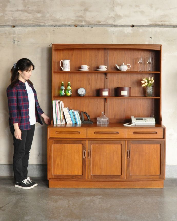 G-PLAN(Gプラン)　アンティーク家具　リビングがお洒落になる北欧スタイルのG-PLAN、フレスコシリーズのヴィンテージカップボード。見た目はもちろん実用的に使いやすいオープン棚扉が付いていないオープンタイプの本棚は、便利に使える実力派。(x-887-f)