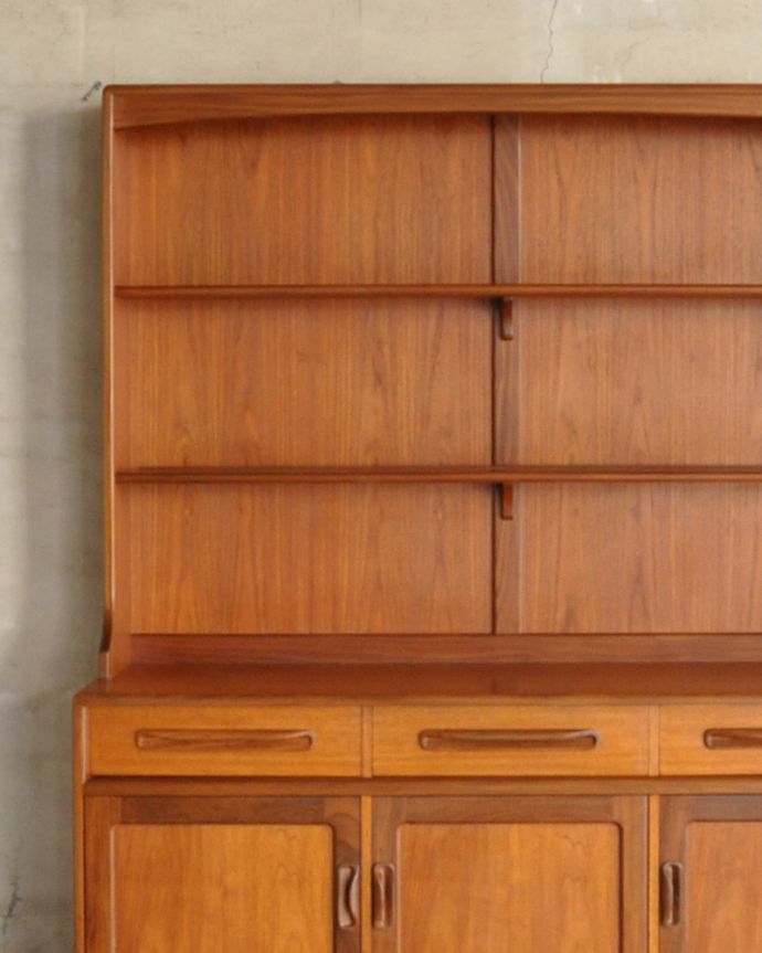 G-PLAN(Gプラン)　アンティーク家具　リビングがお洒落になる北欧スタイルのG-PLAN、フレスコシリーズのヴィンテージカップボード。ヴィンテージ家具が醸し出すあたたかさ。(x-887-f)