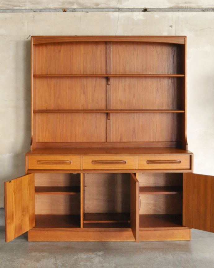 G-PLAN(Gプラン)　アンティーク家具　リビングがお洒落になる北欧スタイルのG-PLAN、フレスコシリーズのヴィンテージカップボード。扉の中を開けてみましょう扉を開けてみると、中はこんな感じに仕上がっています。(x-887-f)