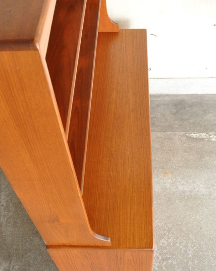 G-PLAN(Gプラン)　アンティーク家具　リビングがお洒落になる北欧スタイルのG-PLAN、フレスコシリーズのヴィンテージカップボード。天板の塗装もキレイに仕上げましたヴィンテージの家具は年代が若いので修復方法も様々。(x-887-f)