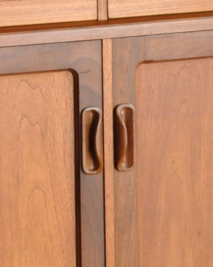 G-PLAN(Gプラン)　アンティーク家具　リビングがお洒落になる北欧スタイルのG-PLAN、フレスコシリーズのヴィンテージカップボード。シンプルでカッコいい取っ手北欧デザインらしいシンプルなデザインの取っ手。(x-887-f)