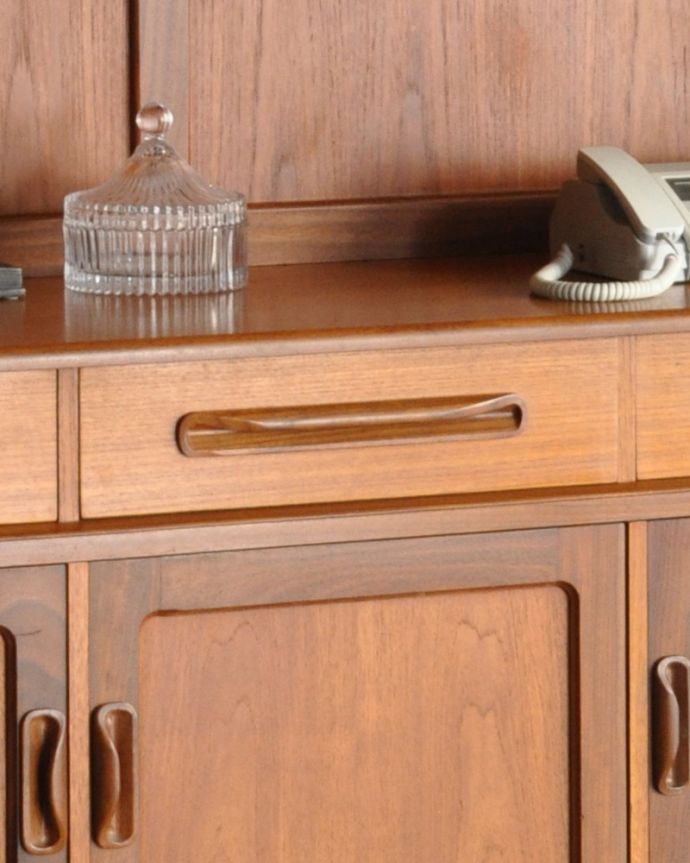 G-PLAN(Gプラン)　アンティーク家具　リビングがお洒落になる北欧スタイルのG-PLAN、フレスコシリーズのヴィンテージカップボード。こんな所もスタイリッシュ家具に似合うシンプルな取っ手。(x-887-f)