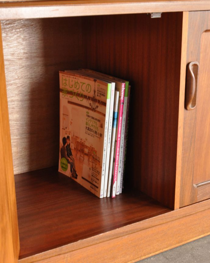 G-PLAN(Gプラン)　アンティーク家具　リビングがお洒落になる北欧スタイルのG-PLAN、フレスコシリーズのヴィンテージカップボード。扉の中は収納たっぷり A4サイズの雑誌までしっかり収納出来ちゃう大きさ。(x-887-f)