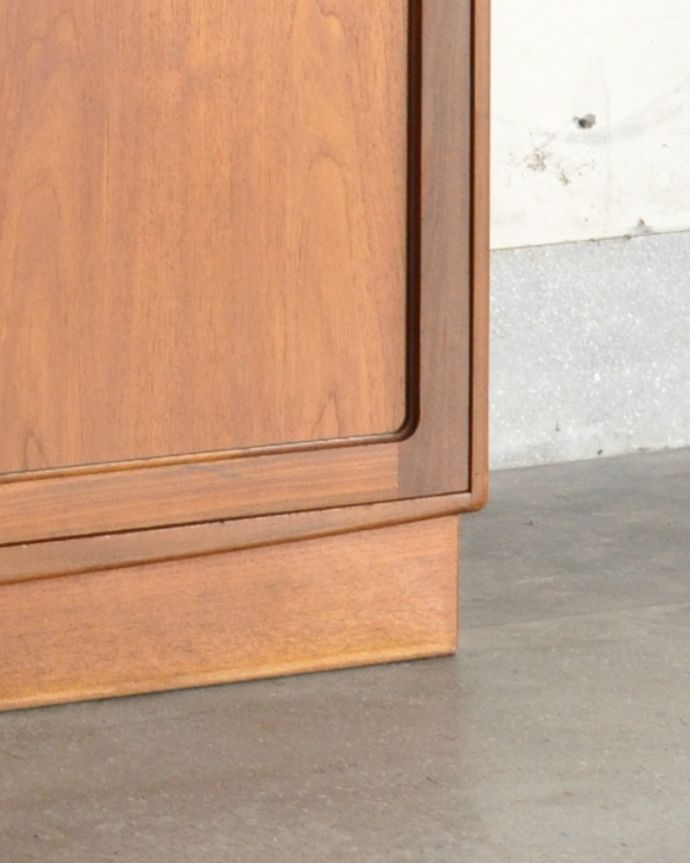 G-PLAN(Gプラン)　アンティーク家具　リビングがお洒落になる北欧スタイルのG-PLAN、フレスコシリーズのヴィンテージカップボード。女性１人でラクラク運べちゃうんですHandleのアンティークは、脚の裏にフェルトキーパーをお付けしています。(x-887-f)