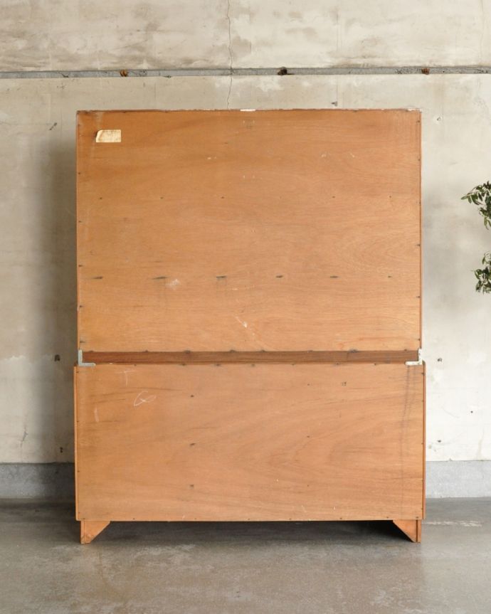 G-PLAN(Gプラン)　アンティーク家具　リビングがお洒落になる北欧スタイルのG-PLAN、フレスコシリーズのヴィンテージカップボード。後ろ姿はこんな感じアンティークは新品ではないので、経年変化によるキズはありますが、専門の職人がキレイにお直しをしているので、後ろ姿も見て下さい。(x-887-f)