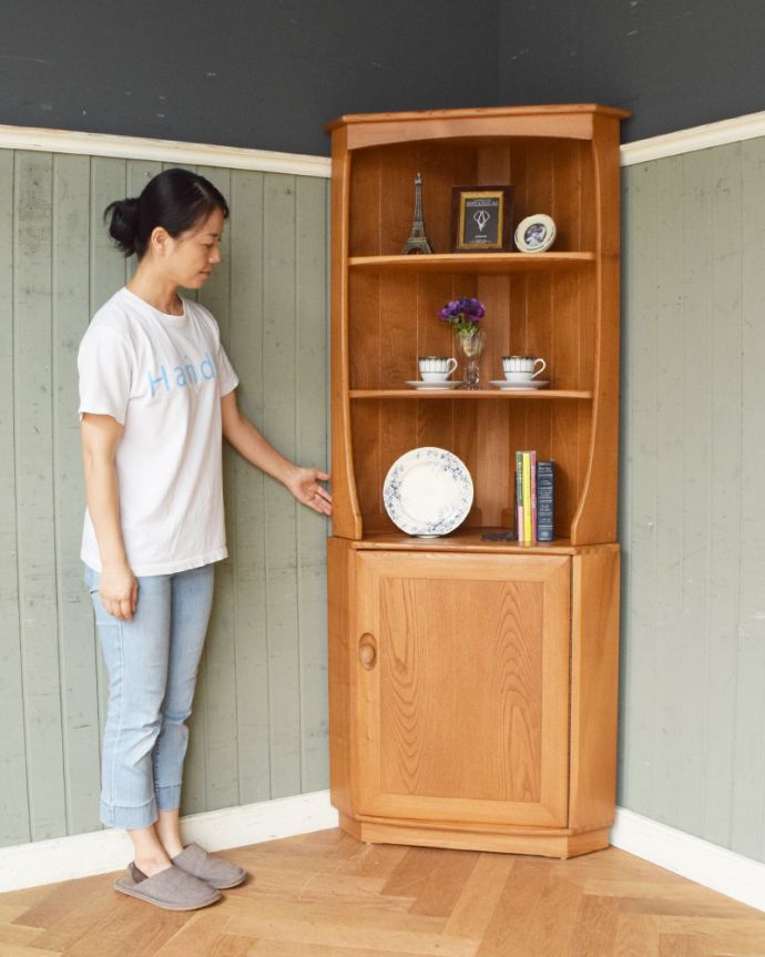 アーコールの家具　アンティーク家具　北欧の老舗メーカーERCOL社、お部屋の角にピタッとはまるアンティークコーナーキャビネット。スッキリとした立ち姿がカッコいい北欧スタイルの家具カッコいいお部屋を作りたい方におススメの北欧デザインの家具。(x-888-f)