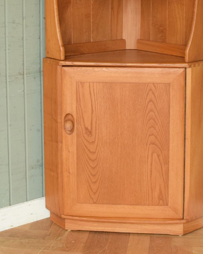 アーコールの家具　アンティーク家具　北欧の老舗メーカーERCOL社、お部屋の角にピタッとはまるアンティークコーナーキャビネット。扉の木目から伝わるあたたかさヴィンテージ家具らしいクールなデザイン。(x-888-f)