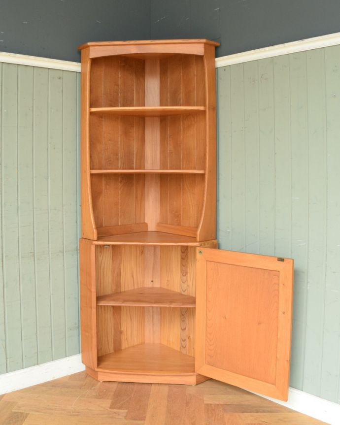 アーコールの家具　アンティーク家具　北欧の老舗メーカーERCOL社、お部屋の角にピタッとはまるアンティークコーナーキャビネット。飾り棚はしっかり修復しました。(x-888-f)