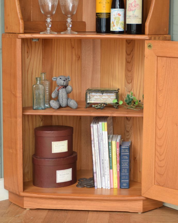 アーコールの家具　アンティーク家具　北欧の老舗メーカーERCOL社、お部屋の角にピタッとはまるアンティークコーナーキャビネット。A4サイズも収納出来ちゃう優れものA4サイズの雑誌までしっかり収納出来ちゃう大きさ。(x-888-f)