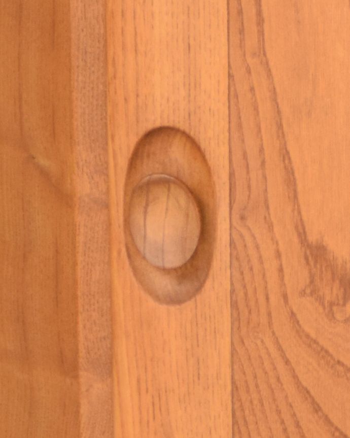 アーコールの家具　アンティーク家具　北欧の老舗メーカーERCOL社、お部屋の角にピタッとはまるアンティークコーナーキャビネット。こんな所もスタイリッシュ家具に似合うシンプルな取っ手。(x-888-f)