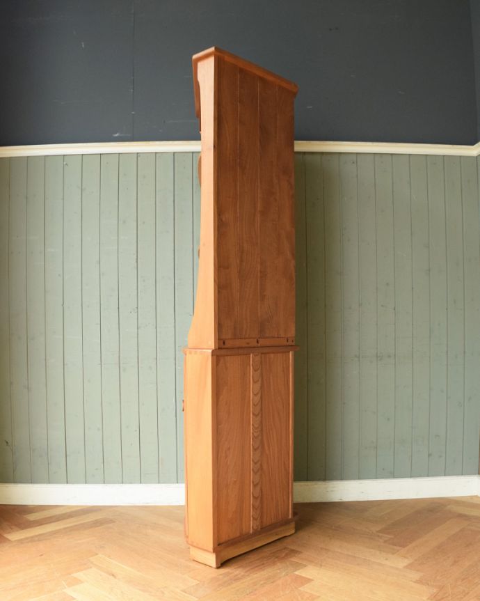 アーコールの家具　アンティーク家具　北欧の老舗メーカーERCOL社、お部屋の角にピタッとはまるアンティークコーナーキャビネット。角にピタッと収まる形横から見るとこんな感じ。(x-888-f)