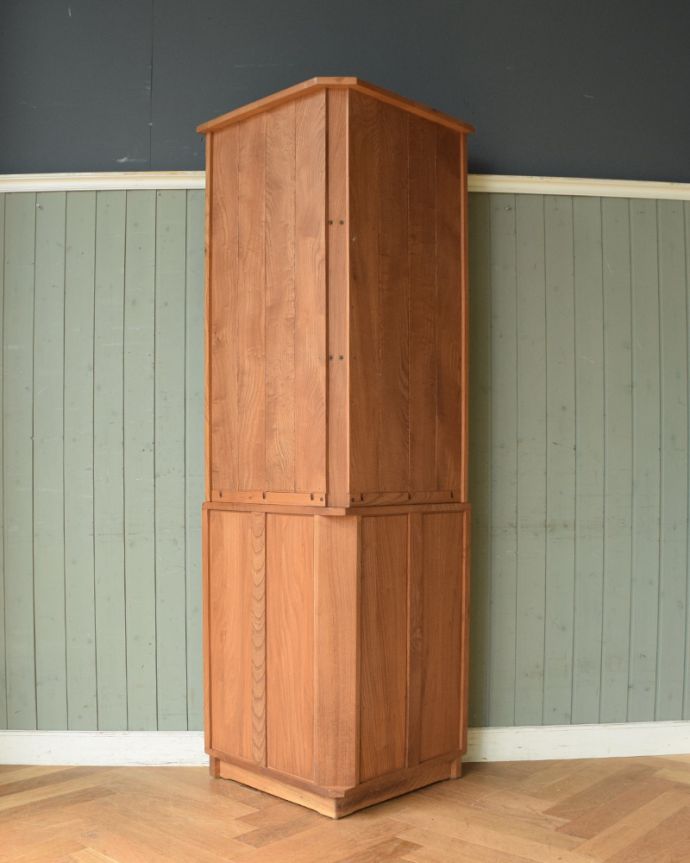 アーコールの家具　アンティーク家具　北欧の老舗メーカーERCOL社、お部屋の角にピタッとはまるアンティークコーナーキャビネット。見えない場所もキレイです壁に付けてしまうから見えない場所なんだけれど、専門の職人がキレイにお直しをしているのでキレイなんです。(x-888-f)