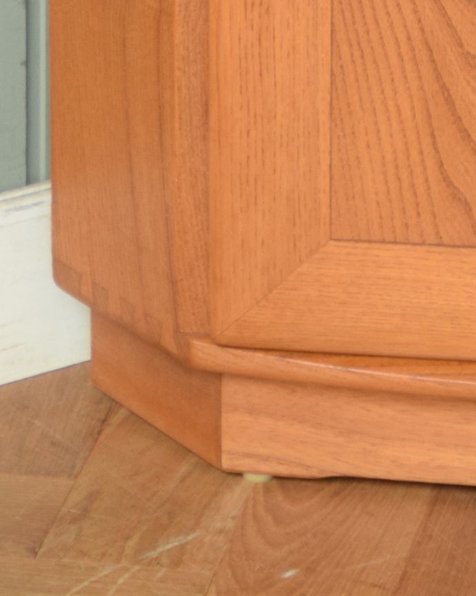 アーコールの家具　アンティーク家具　北欧の老舗メーカーERCOL社、お部屋の角にピタッとはまるアンティークコーナーキャビネット。女性1人でラクラク運べちゃう仕掛けHandleのアンティークは、脚の裏にフェルトキーパーをお付けしています。(x-888-f)