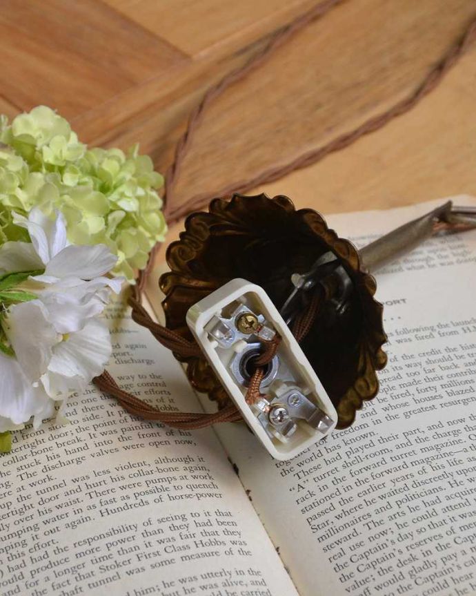 シャンデリア　照明・ライティング　キラキラ輝く夜を届けてくれるアンティークのシャンデリア(2灯)(E17シャンデリア球付)。引っ掛けタイプです自分でも取り付け出来る引っ掛けシーリング仕様で加工してあります。(x-888-z)