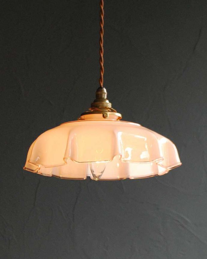 ペンダントライト　照明・ライティング　淡いカラーが可愛いアンティークガラスランプシェード（コード・シャンデリア球・ギャラリーA付き）。。(x-890-z)