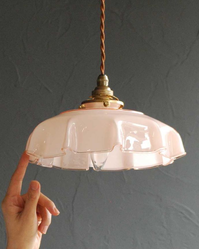 ペンダントライト　照明・ライティング　淡いカラーが可愛いアンティークガラスランプシェード（コード・シャンデリア球・ギャラリーA付き）。。(x-890-z)