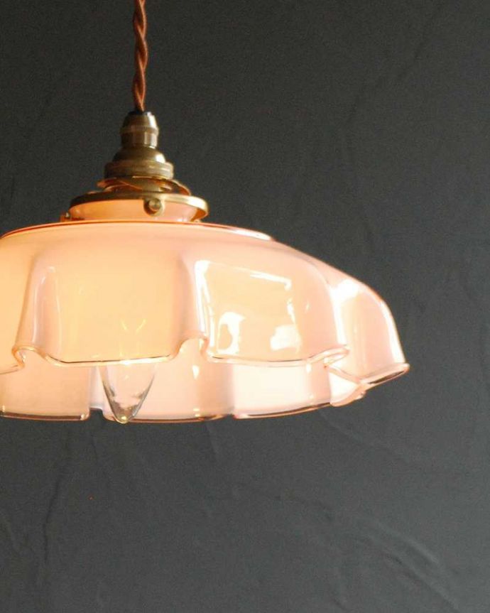 ペンダントライト　照明・ライティング　淡いカラーが可愛いアンティークガラスランプシェード（コード・シャンデリア球・ギャラリーA付き）。。(x-890-z)