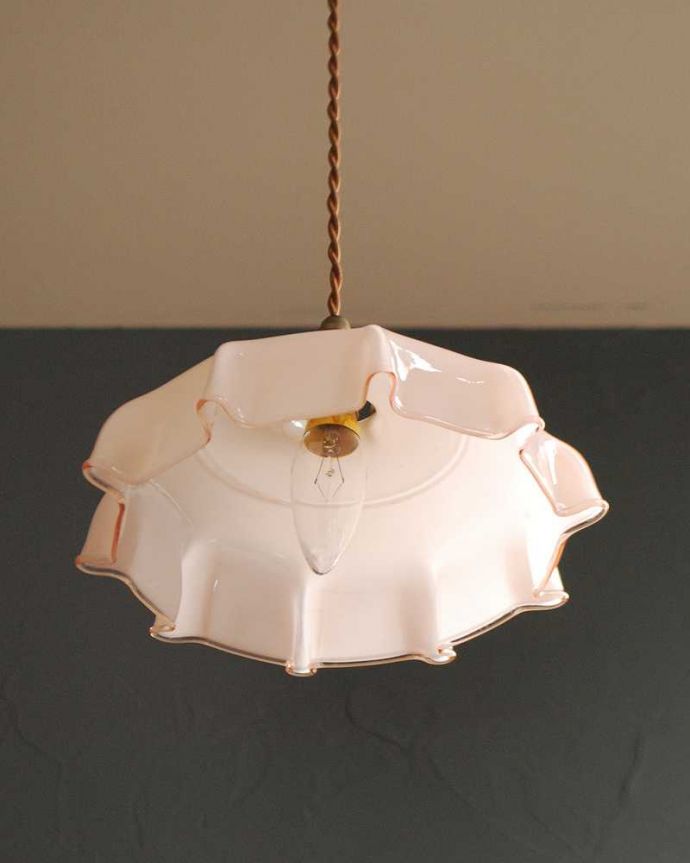 ペンダントライト　照明・ライティング　淡いカラーが可愛いアンティークガラスランプシェード（コード・シャンデリア球・ギャラリーA付き）。。(x-890-z)