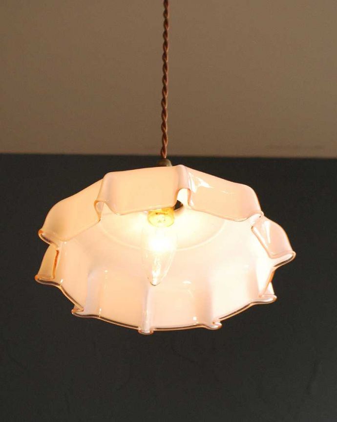 ペンダントライト　照明・ライティング　淡いカラーが可愛いアンティークガラスランプシェード（コード・シャンデリア球・ギャラリーA付き）。。(x-890-z)