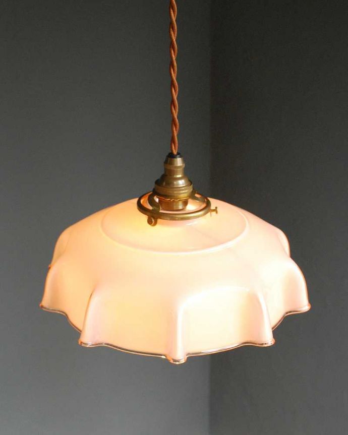 ペンダントライト　照明・ライティング　淡いカラーが可愛いアンティークガラスランプシェード（コード・シャンデリア球・ギャラリーA付き）。。(x-890-z)