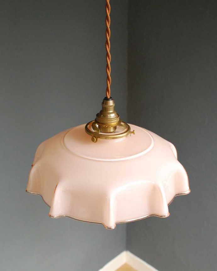 ペンダントライト　照明・ライティング　淡いカラーが可愛いアンティークガラスランプシェード（コード・シャンデリア球・ギャラリーA付き）。。(x-890-z)