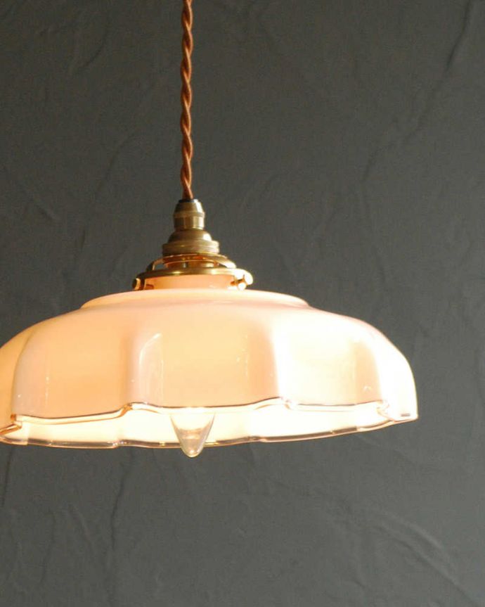 ペンダントライト　照明・ライティング　淡いカラーが可愛いアンティークガラスランプシェード（コード・シャンデリア球・ギャラリーA付き）。。(x-891-z)