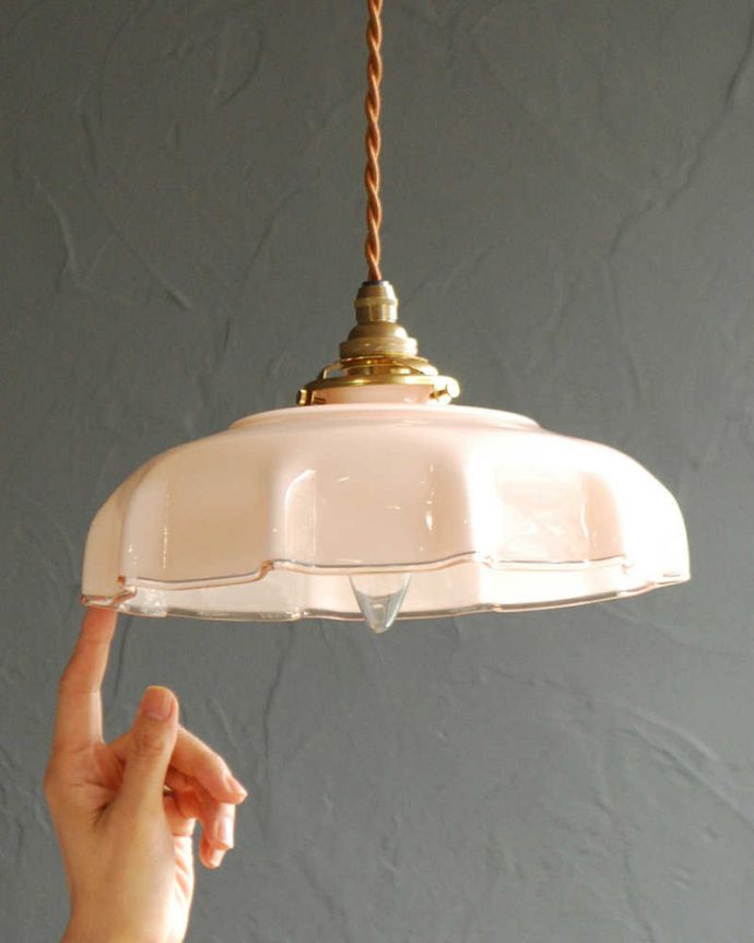 ペンダントライト　照明・ライティング　淡いカラーが可愛いアンティークガラスランプシェード（コード・シャンデリア球・ギャラリーA付き）。。(x-891-z)