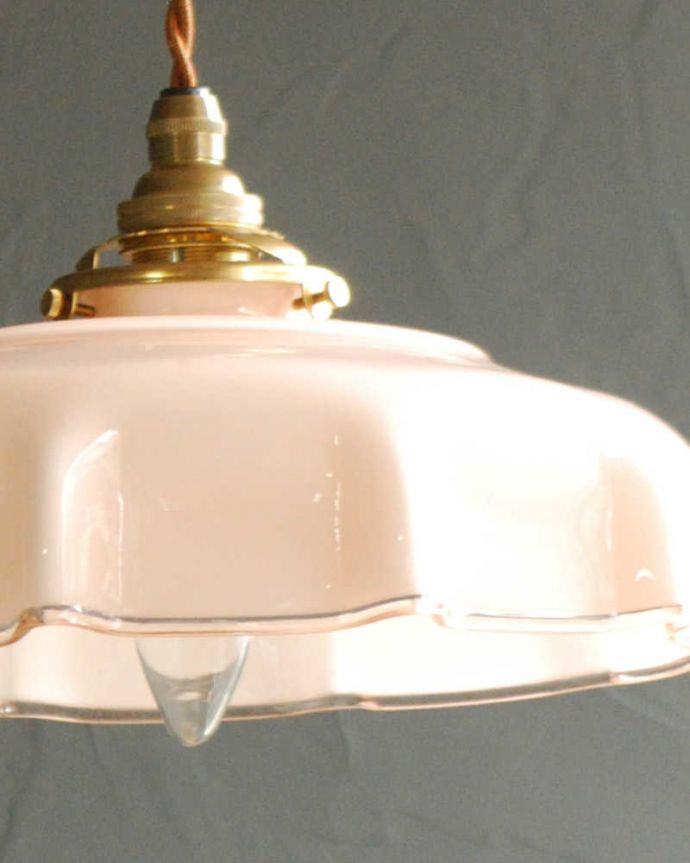 ペンダントライト　照明・ライティング　淡いカラーが可愛いアンティークガラスランプシェード（コード・シャンデリア球・ギャラリーA付き）。。(x-891-z)