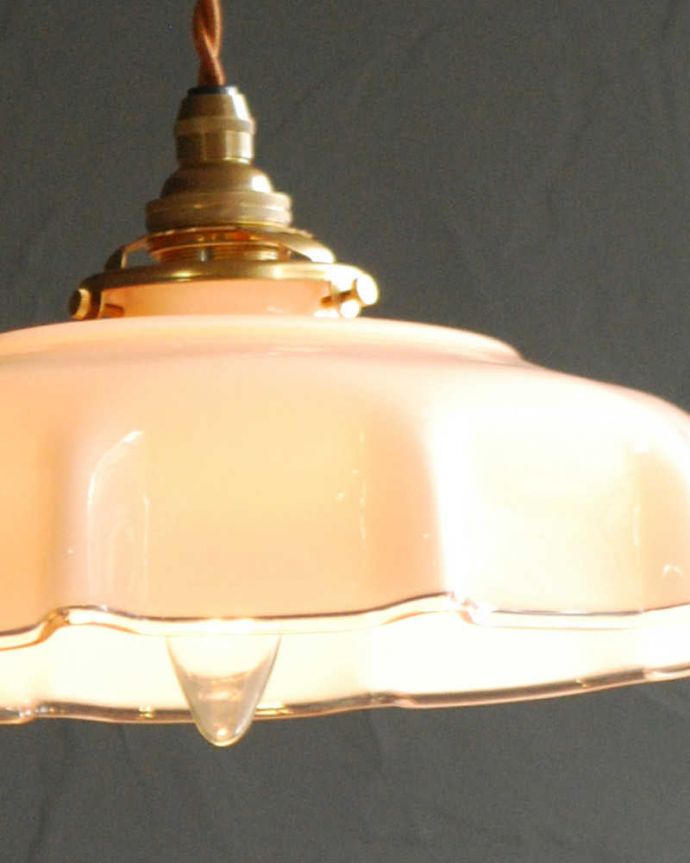 ペンダントライト　照明・ライティング　淡いカラーが可愛いアンティークガラスランプシェード（コード・シャンデリア球・ギャラリーA付き）。。(x-891-z)