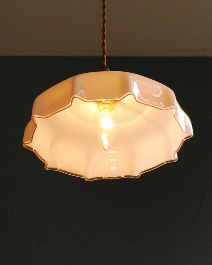 ペンダントライト　照明・ライティング　淡いカラーが可愛いアンティークガラスランプシェード（コード・シャンデリア球・ギャラリーA付き）。。(x-891-z)