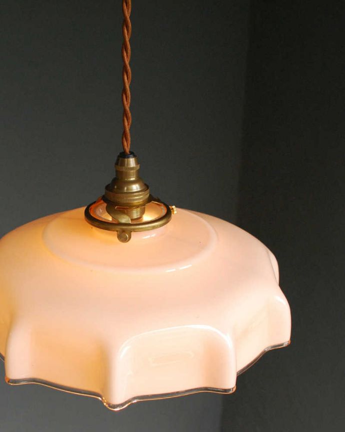 ペンダントライト　照明・ライティング　淡いカラーが可愛いアンティークガラスランプシェード（コード・シャンデリア球・ギャラリーA付き）。。(x-891-z)